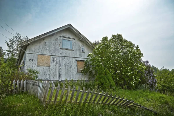 Terk edilmiş ve yıpranmış bir ev.