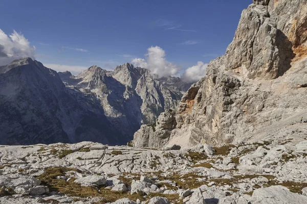 Mavi gökyüzü olan dağ manzarası