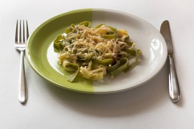 Yumurta beslenme makarna bir tabak ıspanak, gıda arka plan üzerinde beyaz tablo ile