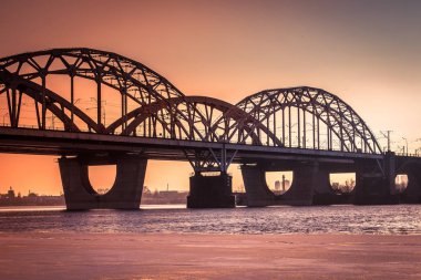 Darnitsky Köprüsü, şehir kış günbatımı panorama, Kiev, Ukrayna