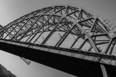 Darnitsky Köprüsü, şehir kış günbatımı panorama, Kiev, Ukrayna