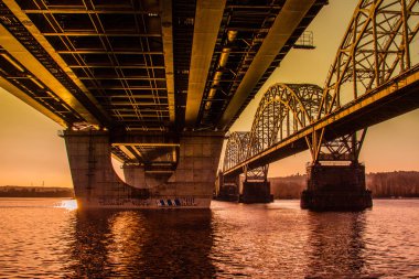 Darnitsky Köprüsü, şehir kış günbatımı panorama, Kiev, Ukrayna