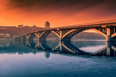 Dinyeper Nehri, Ukrayna görünüm akşam Kiev güzel bir akşam görünümü Merto Köprüsü'nde, kış gündoğumu,