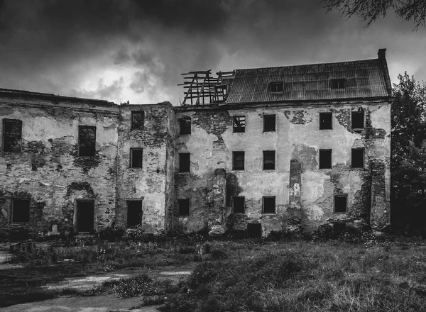 Gamla byggnaden ruiner, svarta och vita arkitekturen — Stockfoto
