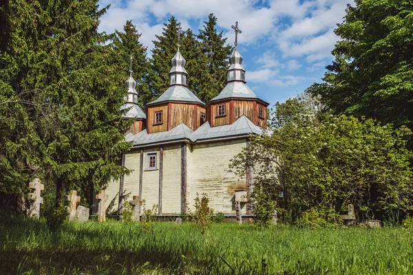 Старая деревянная церковь в лесу — стоковое фото