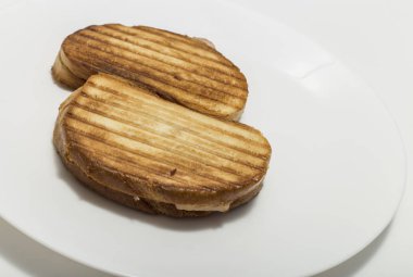 Beyaz tabakta izole sıcak sandviç