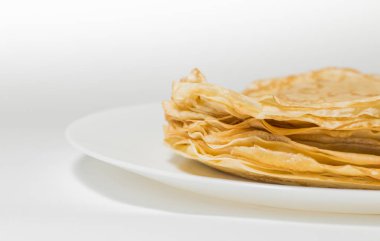 İzole krep krep beyaz plaka üzerinde beyaz backgdound üzerinde