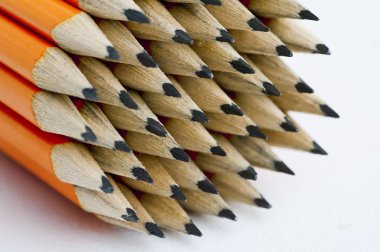 Geri okul kavramı. Bir sürü üst üste bir tablo üzerinde turuncu kalemler.