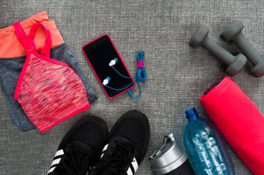 Spor kavram - arka plan, flatlay spor, spor salonu ekipman, kadın. Metin alanı