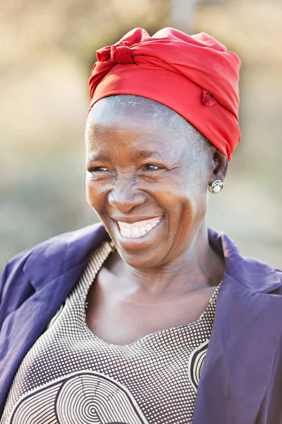 Africana Anciana Sus Años Con Una Cara Feliz — Foto de Stock