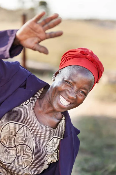 Afrikanska senior citizen kvinna hälsning — Stockfoto