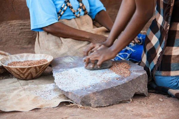 Afrikansk kvinna slipning — Stockfoto