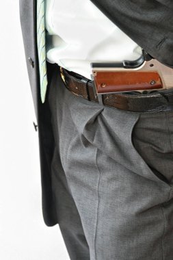 Güvenlik görevlisi tabanca ile