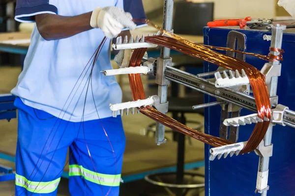 Afrika adam elektrik motoru geri sarma