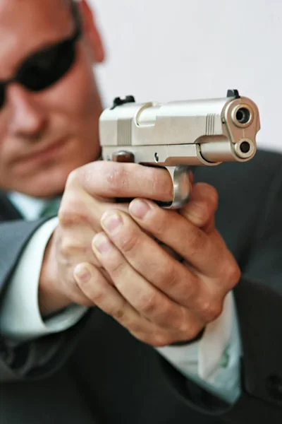 Security guard met pistool — Stockfoto
