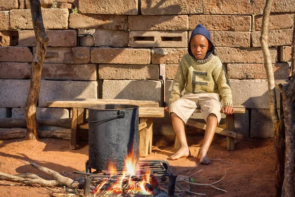 Bambino africano che cucina in cucina estiva — Foto Stock