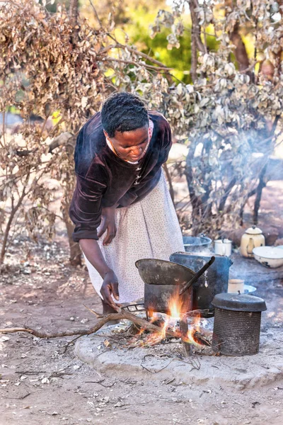 Mujer africana cocinando en la cocina de verano — Foto de Stock