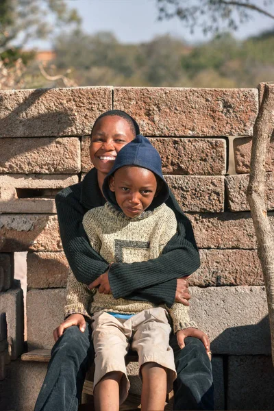 Fratelli africani nel retro della casa — Foto Stock