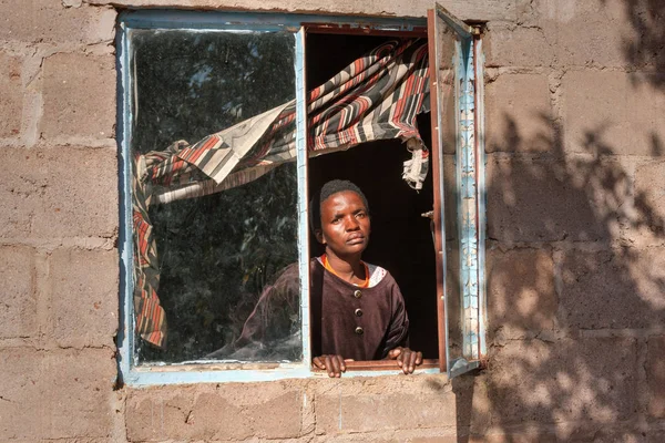 Mujer africana en la ventana — Foto de Stock