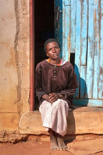 Mujer africana frente a la casa — Foto de Stock