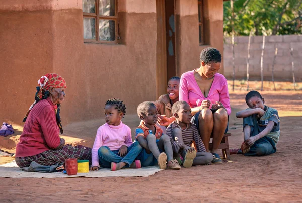 Familia africana frente a la casa — Foto de Stock