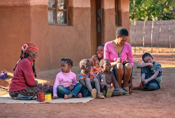Evin önünde Afrika aile