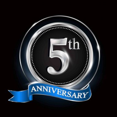 Gümüş Yüzük ve mavi kurdele ile 5 yıl dönümü logo.