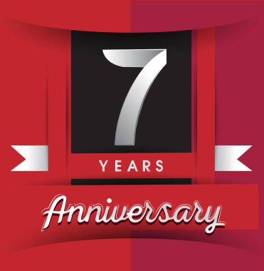 7 yıl yıldönümü kutlama logosunun doğum günü partisi için kırmızı zemin üzerine beyaz kurdele ile vektör çizim tasarım şablonu. 