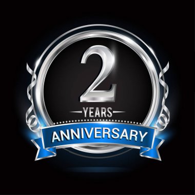 2 yıl yıldönümü logolu gümüş yüzük ve mavi kurdele, vektör çizim siyah arka plan üzerine 