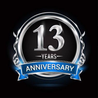 13 yıl yıldönümü logolu gümüş yüzük ve mavi kurdele, vektör çizim siyah arka plan üzerine 