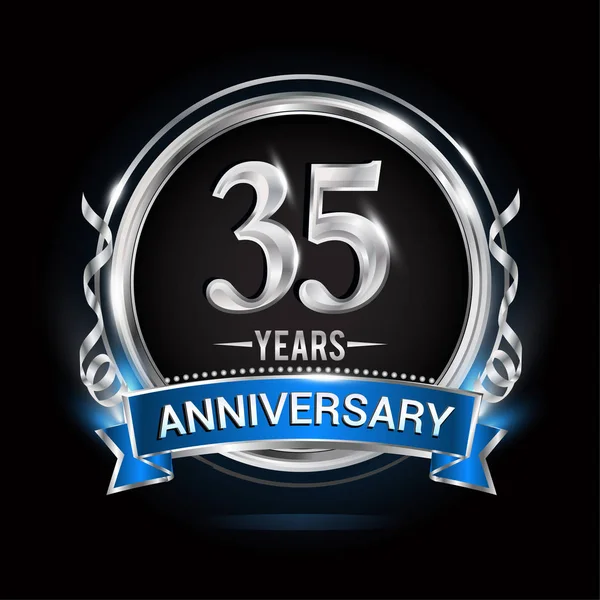シルバー リングとブルーのリボン 黒の背景のベクトル図 年周年記念ロゴ — ストックベクタ