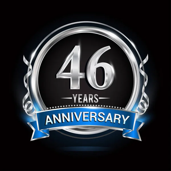 シルバー リングとブルーのリボン 黒の背景のベクトル図と 年周年記念ロゴ — ストックベクタ