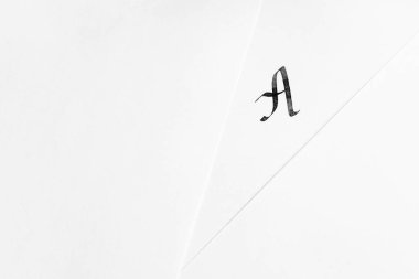 A harfli beyaz kağıtlar. Kaligrafi öğrenme kavramı, harfler. Minimalizm, metin için yer. 