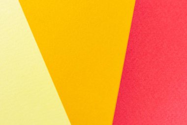 Kağıt sarısı, turuncu ve kırmızı. Arkaplan resmi. Minimalizm, düz yatak, metin için yer.