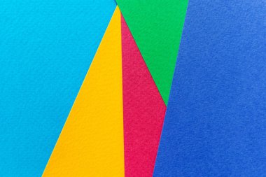 Kağıt sarısı, kırmızı, yeşil ve mavi. Arkaplan resmi. Minimalizm, düz yatak, metin için yer.