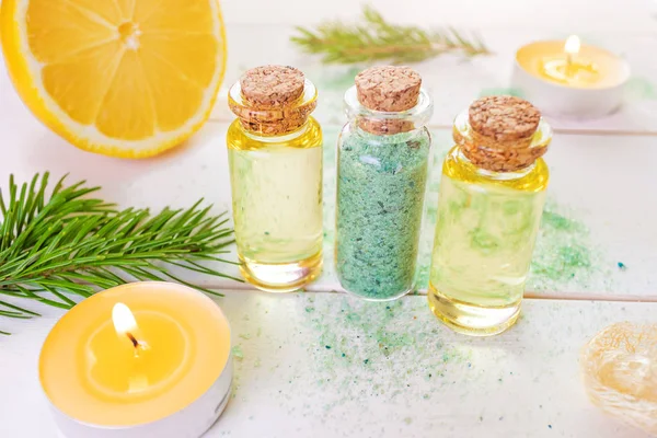 Conceito Aromaterapia Relaxamento Orgânicos Garrafas Transparentes Com Óleo Aromático Sal — Fotografia de Stock