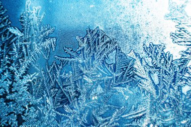 Camdaki güzel donmuş desenler, makro fotoğraf. Kış kavramı, doğanın güzelliği, don, soğuk. Soyut arkaplan resmi.