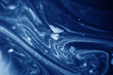 Makro uzay fotoğrafı. Mavi gölgelerin boyası. Soyut parlak görüntü. Kalın bir boya tabakası. Çizim konsepti, sanat terapisi.