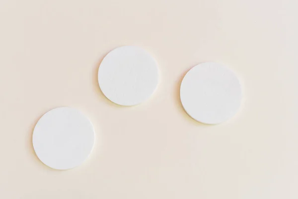 Gąbki Kosmetyczne Beżowym Tle Koncepcja Pielęgnacji Twarzy Ciała Kosmetologii Minimalizm — Zdjęcie stockowe