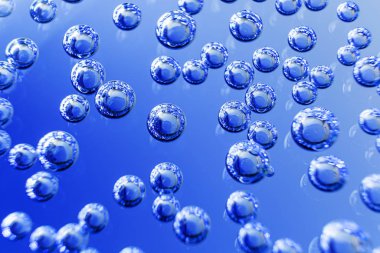 Maden suyu kabarcıkları yakın plan. Mavi gözlüklü makro fotoğraf. Arkaplan stili görüntü, minimalizm.