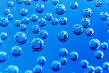 Maden suyu kabarcıkları yakın plan. Mavi gözlüklü makro fotoğraf. Arkaplan stili görüntü, minimalizm.