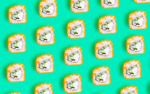 Rollen Mit Gurken Krabbenfleisch Und Tobiko Kaviar Auf Grünem Hintergrund — Stockfoto