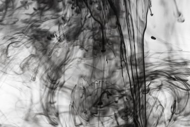 Soyut siyah beyaz arkaplan: mürekkep suya etkili bir şekilde yayılmış. Kopyalama alanı.