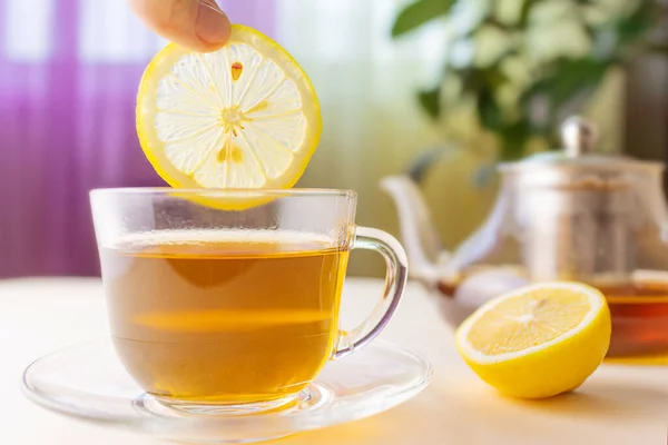 Лимон Кладут Чашку Травяного Чая Прозрачная Чашка Заднем Плане Чайник — стоковое фото