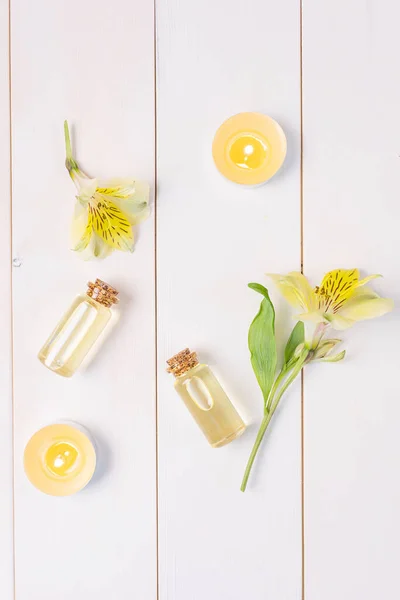 Conceito Aromaterapia Spa Garrafas Com Óleo Essencial Floral Sobre Fundo — Fotografia de Stock