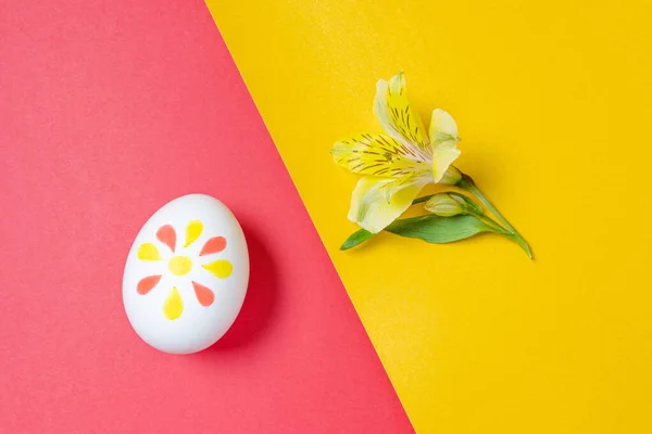 Pasen Concept Witte Eieren Met Markeringstekens Van Bloemblaadjes Handmatig Kleuren — Stockfoto