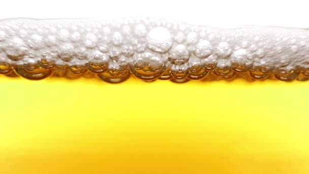 炭酸飲料のクローズアップ マクロ写真 上は泡が破裂する泡です ビール レモネード — ストック動画