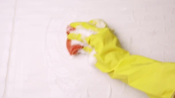 Eine Weibliche Hand Einem Gelben Latex Handschuh Schwamm Eine Fliese — Stockvideo