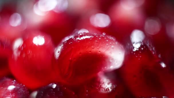 成熟的石榴种子在黑暗的背景下特写 壮观的宏观照片 健康有机食品 新鲜水果收获的概念 — 图库视频影像