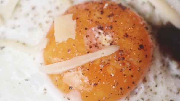 Fried Egg Close Whole Yolk Focus Konsep Makanan Goreng Sarapan — Stok Video